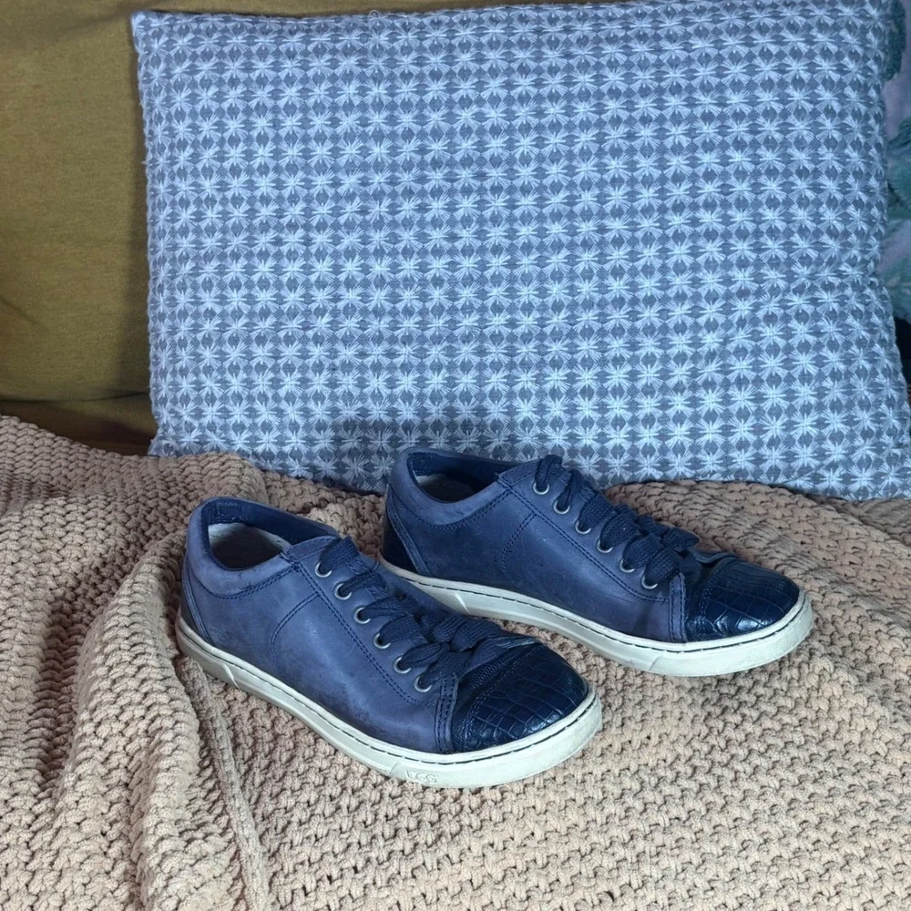 UGG Blue Leather Low-Top‎ Sneakers Croc Toe Cap – Women's 6